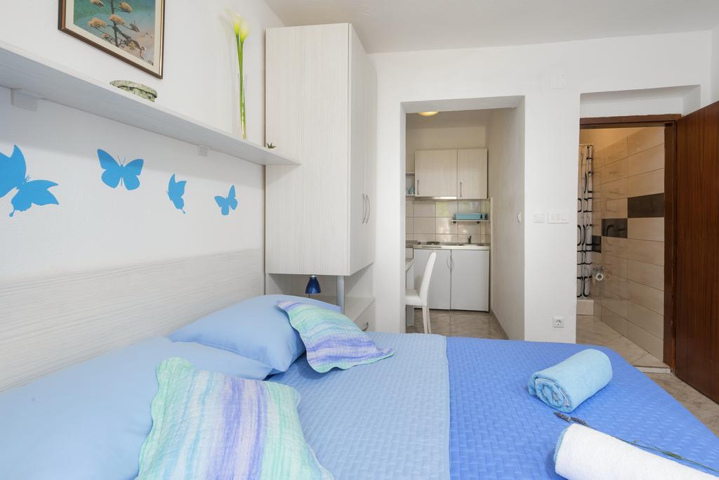 Apartments Nona 1 ฮวาร์ ภายนอก รูปภาพ