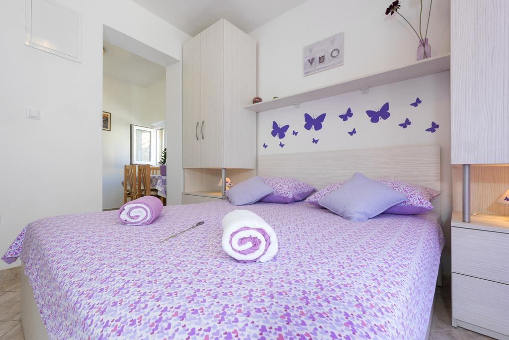Apartments Nona 1 ฮวาร์ ภายนอก รูปภาพ