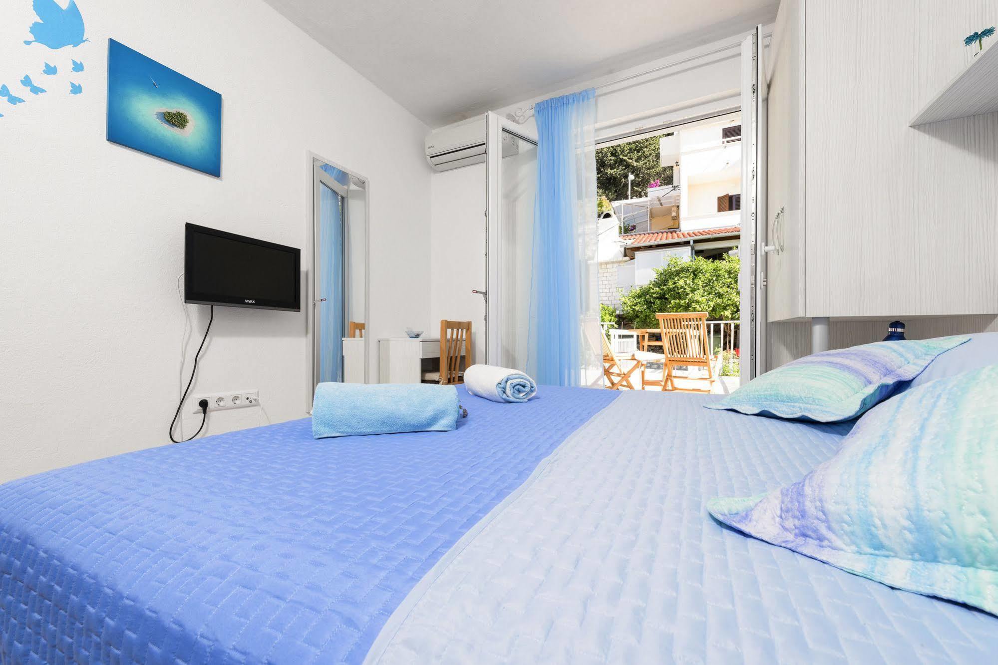 Apartments Nona 1 ฮวาร์ ภายนอก รูปภาพ