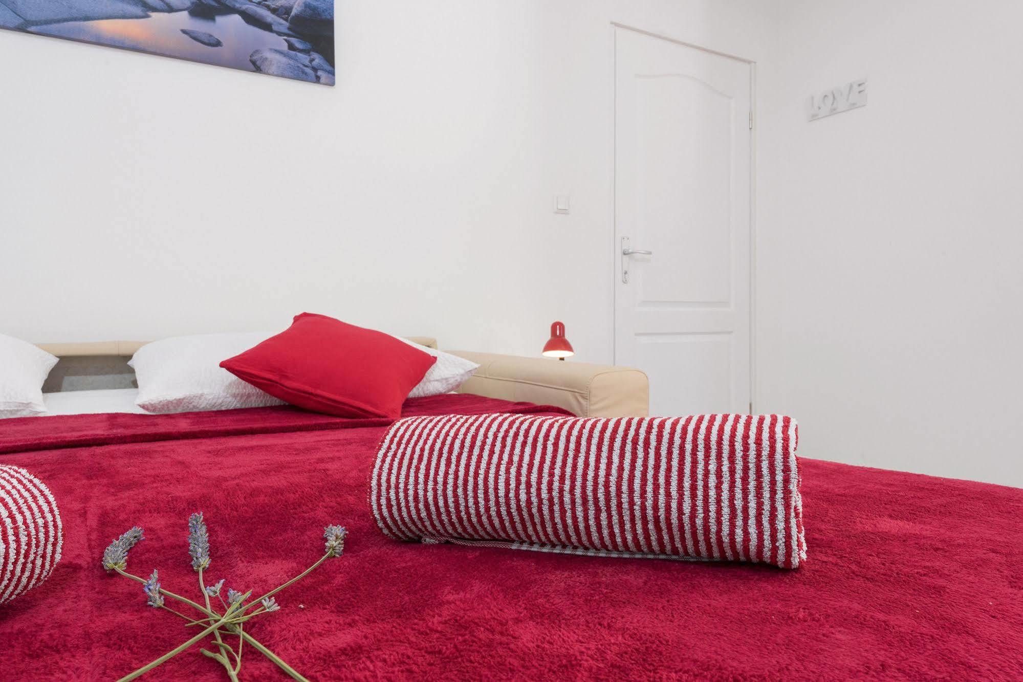 Apartments Nona 1 ฮวาร์ ภายนอก รูปภาพ