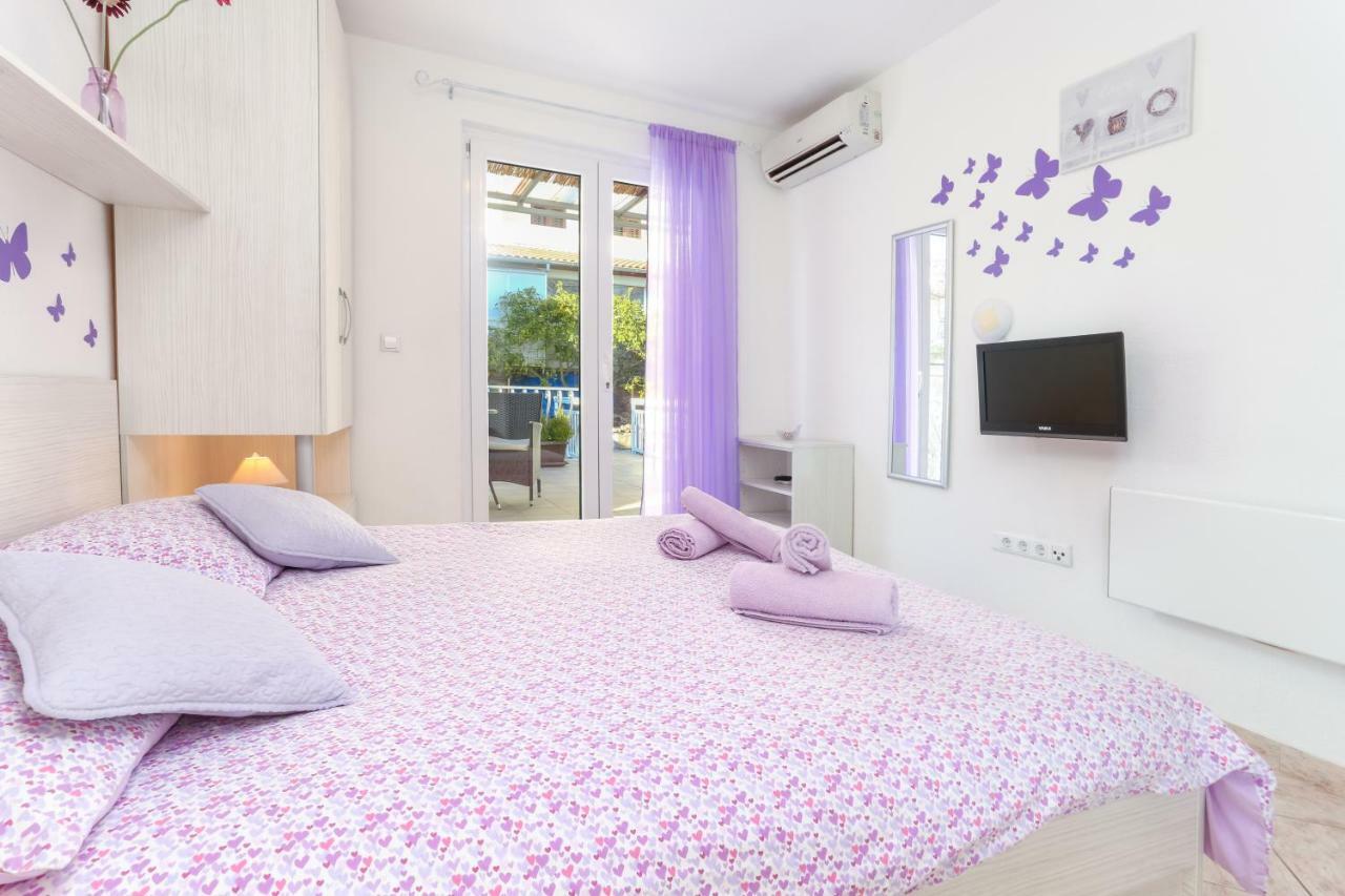 Apartments Nona 1 ฮวาร์ ภายนอก รูปภาพ