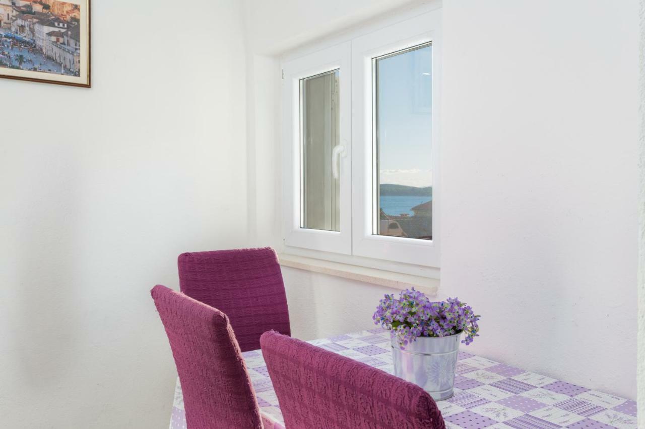 Apartments Nona 1 ฮวาร์ ภายนอก รูปภาพ