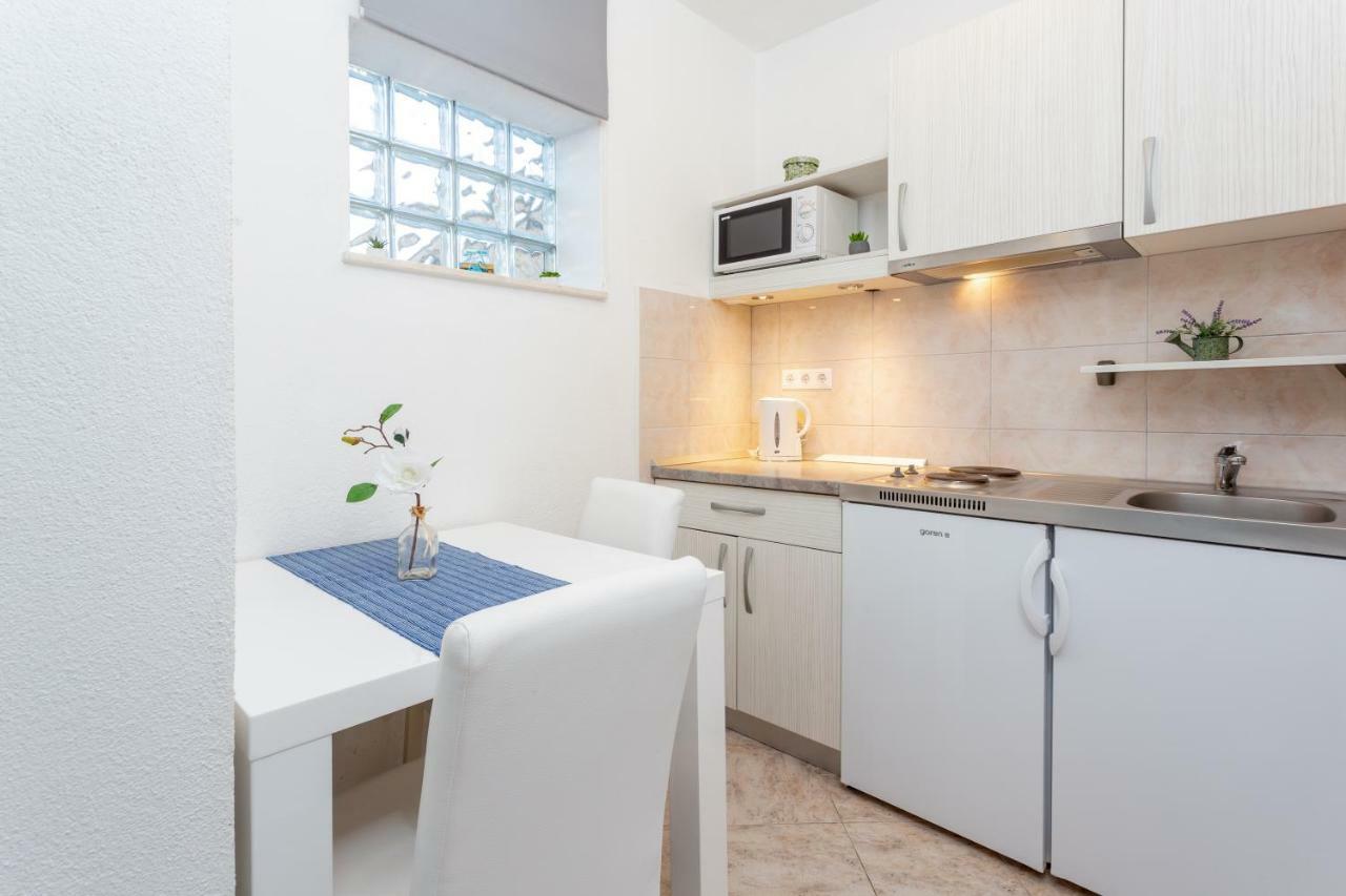 Apartments Nona 1 ฮวาร์ ภายนอก รูปภาพ