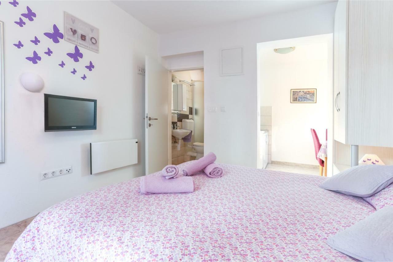 Apartments Nona 1 ฮวาร์ ภายนอก รูปภาพ