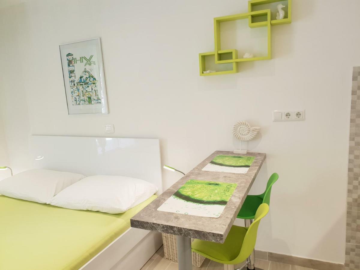 Apartments Nona 1 ฮวาร์ ภายนอก รูปภาพ