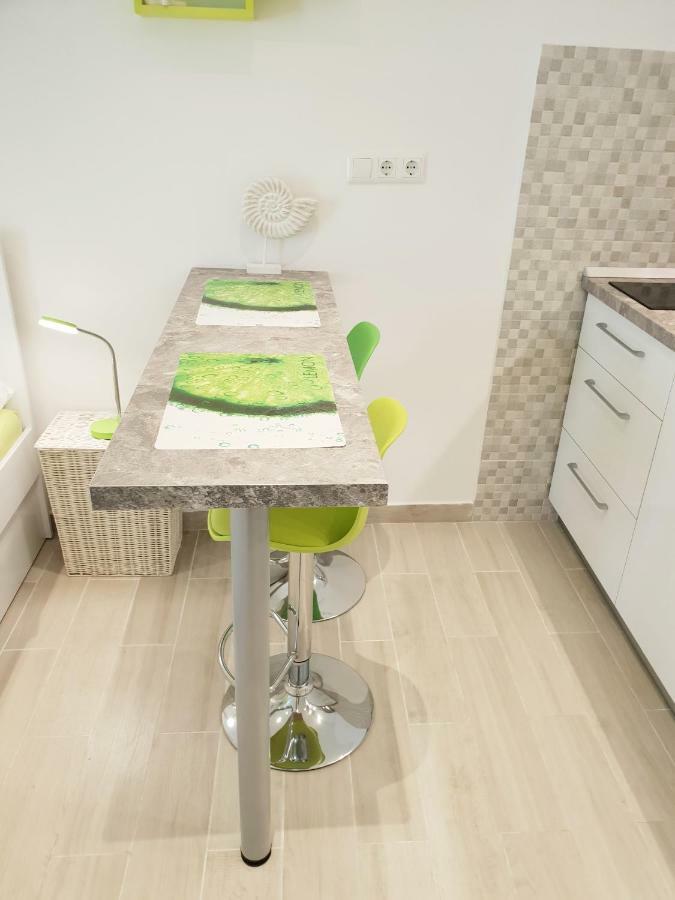 Apartments Nona 1 ฮวาร์ ภายนอก รูปภาพ